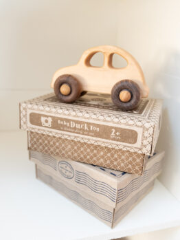 Voiture en bois artisanal