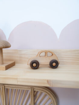 Voiture en bois artisanal