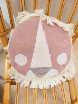 Coussin décoratif lion polaire longue crinière-rose